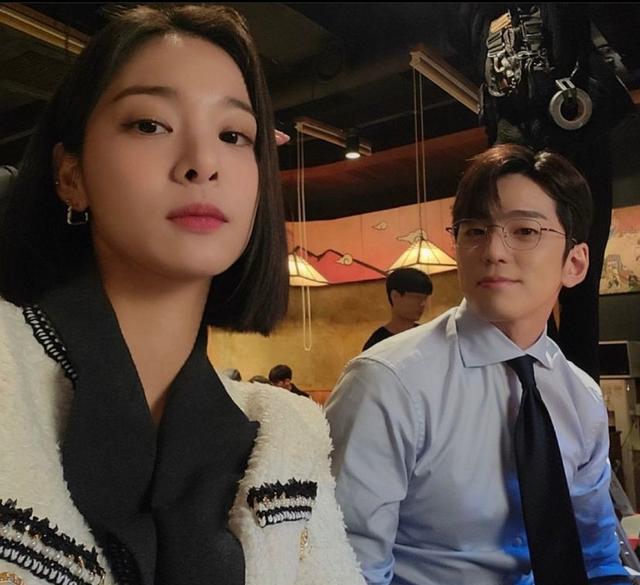 金旻奎|金旻奎主动加戏，“摘眼镜”变成名场面！剧迷深陷酒窝男魅力