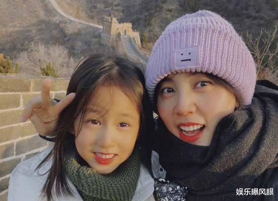 黄磊|黄磊8岁小女儿参加舞蹈比赛,五官神似爸爸,与朋友畅聊活泼大方