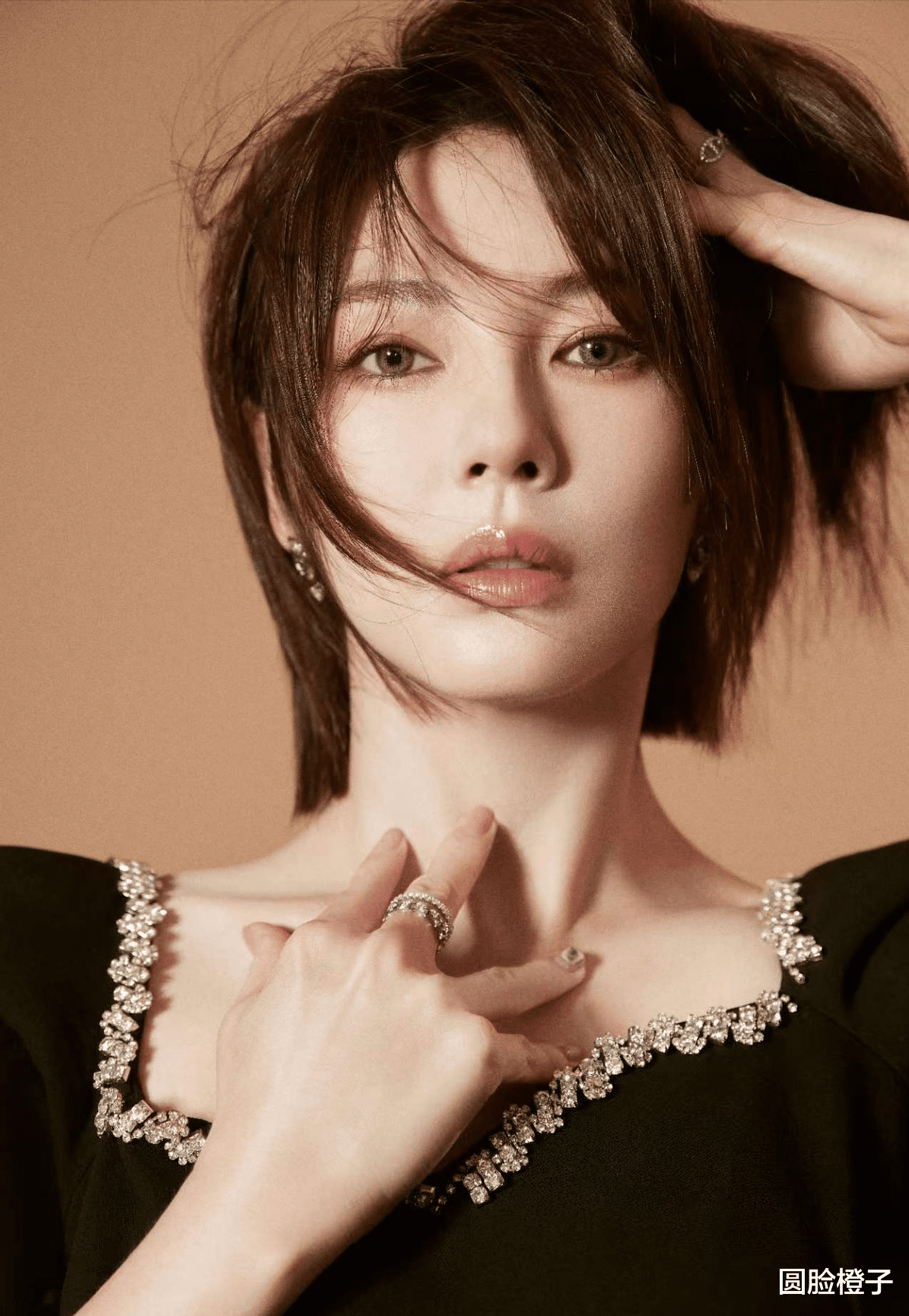 蔬菜 张雨绮剪短发更好看,黑色连衣裙尽显成熟韵味,肤白貌美贵气十足