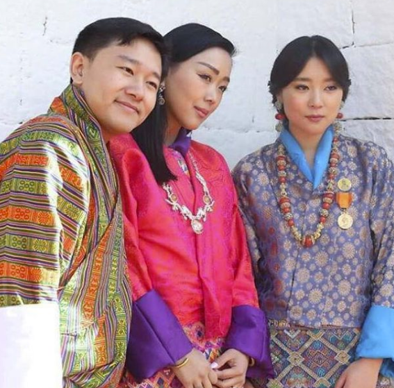 辛格|不丹大公主个子娇小，俏皮仰望凯特，二公主凤眼迷人比纪子妃还美