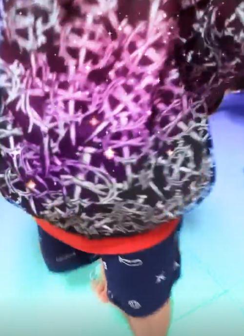 张柏芝|张柏芝蹲店铺门口招揽生意,2岁小儿子一起帮忙,每月亏损近10万