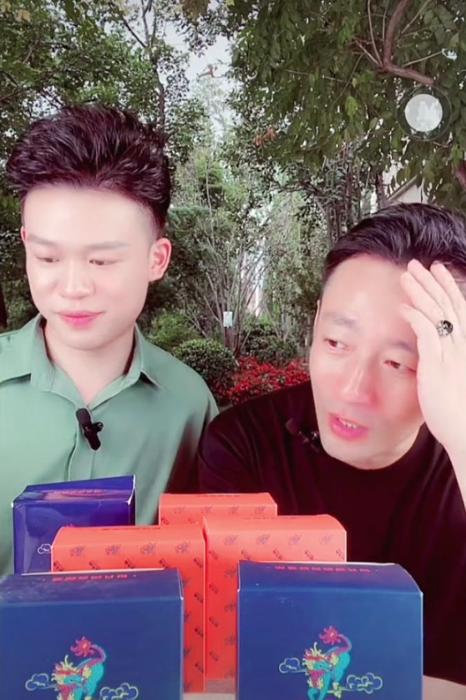 汪小菲|准备再婚？汪小菲直播仍戴张颖颖情侣款项链，左手无名指钻戒吸睛