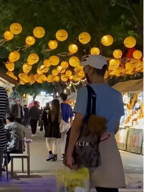 阿Sa|林书豪逛夜市被偶遇，手提塑料袋打扮低调，独自走街上无人认出