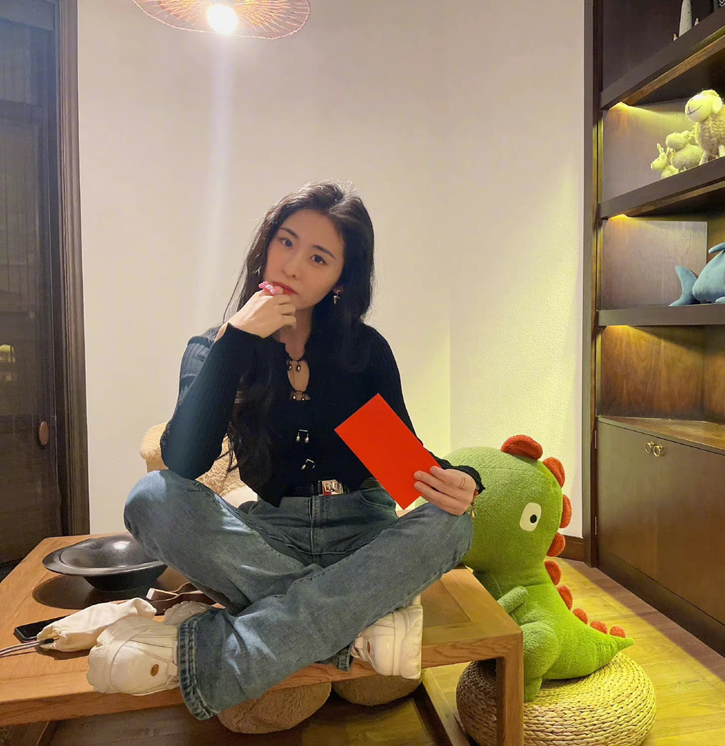 张碧晨|工作人员晒张碧晨的孕照,否认代孕传言,孩子体重仅1.76千克