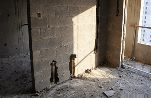 装修只是砸了家里一堵墙，物业差点让我赔10万，可别瞎拆！