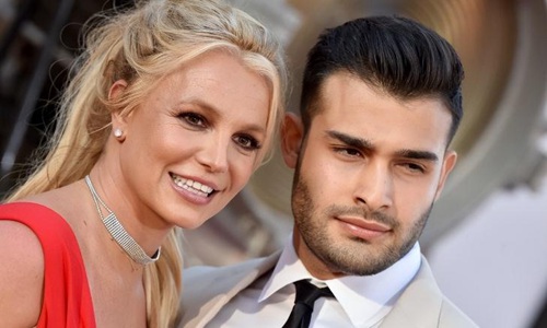 布兰妮·斯皮尔斯|小甜甜布兰妮被迫节育13年后宣布怀孕 现任老公是一名男模