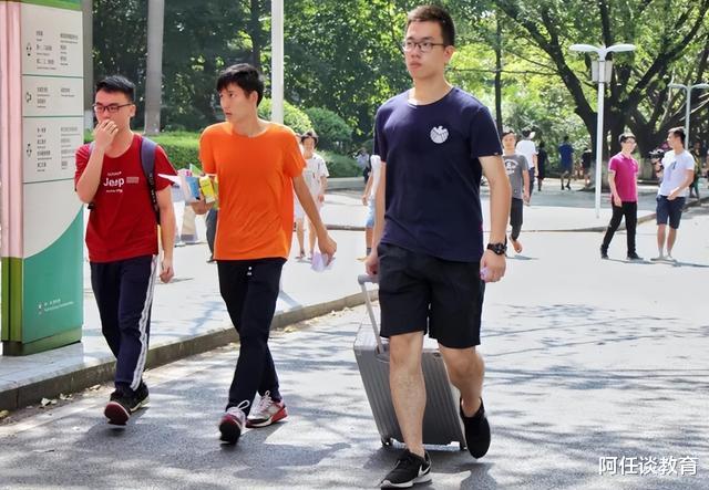 美甲 疫情封校也要美！女大学生隔着栏杆做美甲，穿着“清凉”引热议