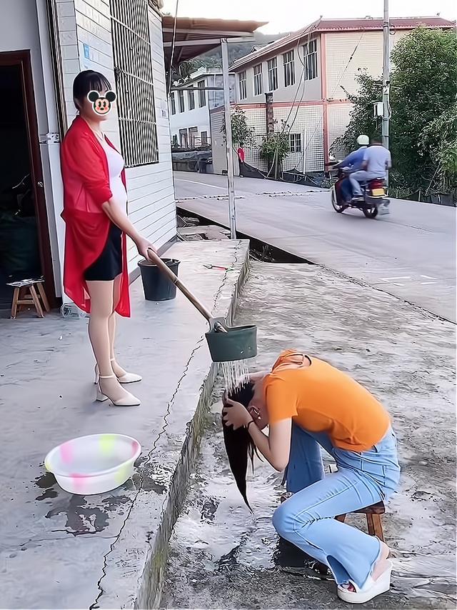 儿媳妇要去理发店洗头，婆婆嫌浪费钱，用勺子制作花洒给她洗头