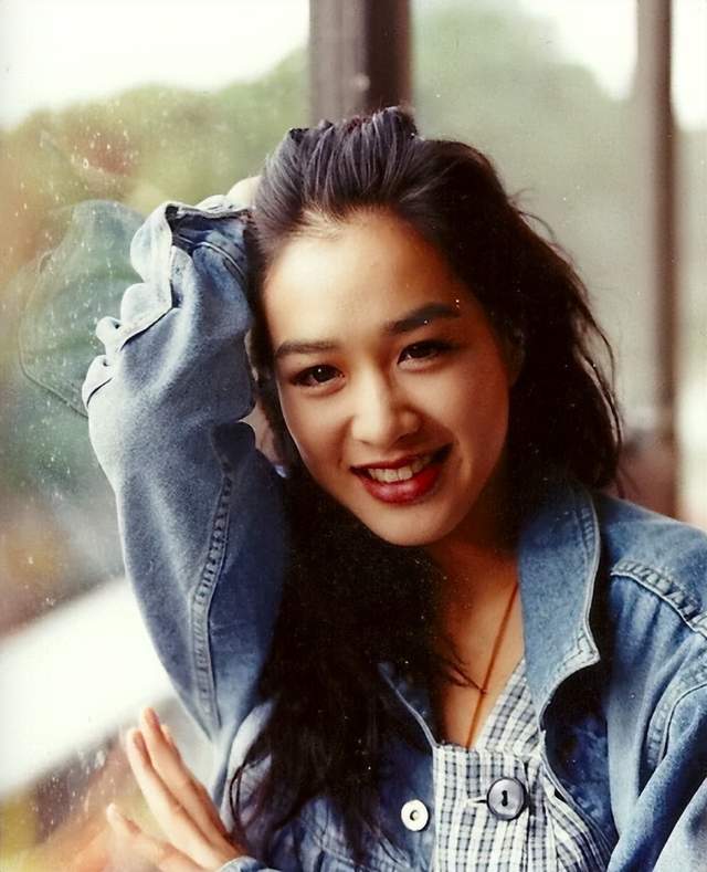 张敏钧|钟丽缇大女儿发福明显！腰间三圈赘肉抢眼，与异性贴身同游不避嫌