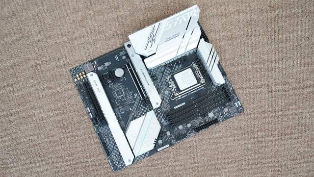 索尼|特效拉满，打造一台能在4K分辨率下畅玩老头环的黑白配色主机