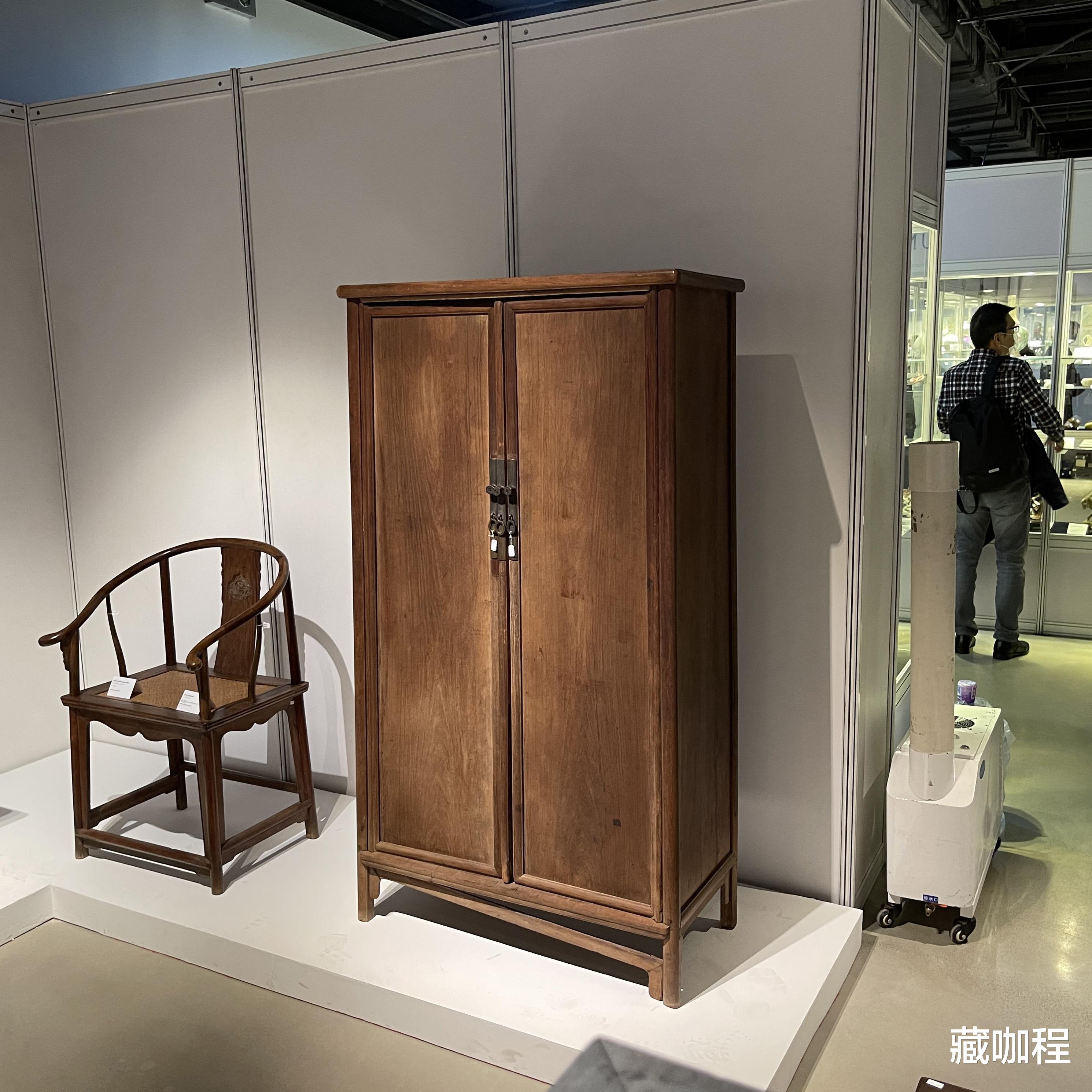 文物|内在古朴、外表华丽,黄花梨中型圆角柜材美工妍