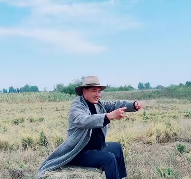 大衣哥|52岁大衣哥老家录节目:墨镜配大衣造型潮范十足,网友:太闲了