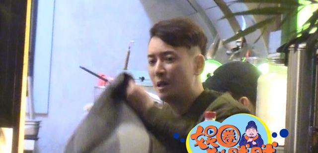 叶祖新|叶祖新新剧获发行许可韩栋顶搞笑发型与其聚餐