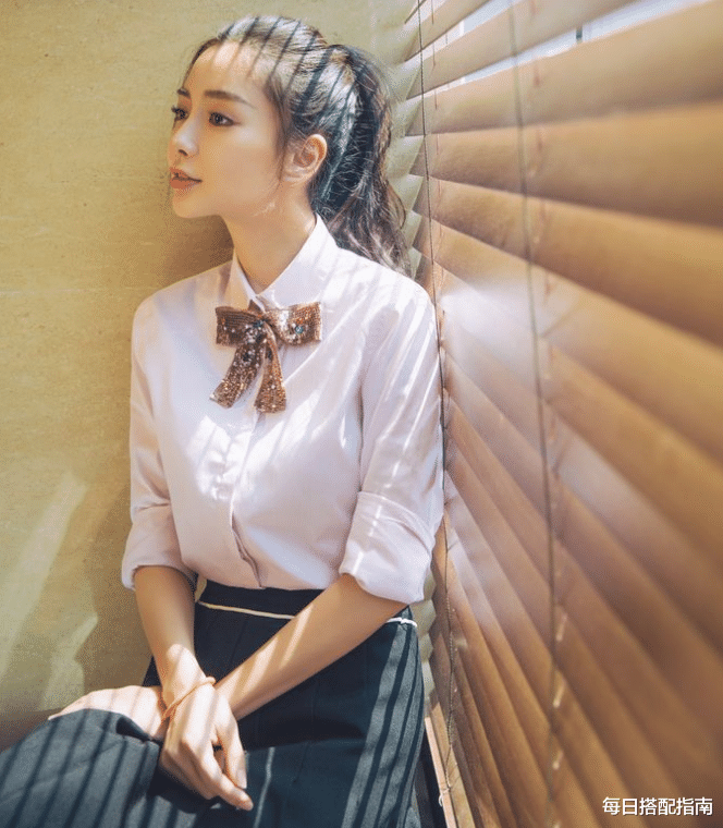 Angelababy|杨颖新剧路透照曝光,穿黑白格JK服超减龄,扮嫩18岁毫无违和感