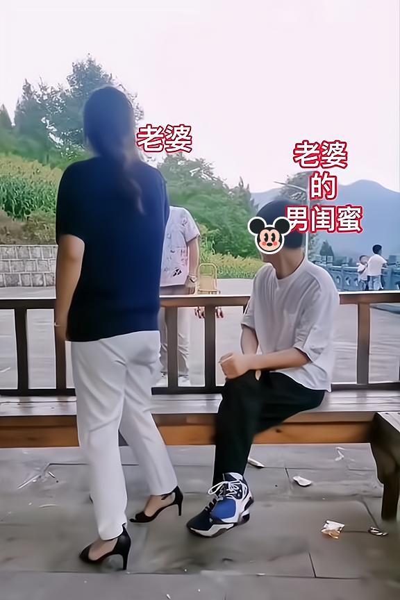 女子和一男子坐在凉亭内闲聊,还谎称在上班,殊不知丈夫就在身后