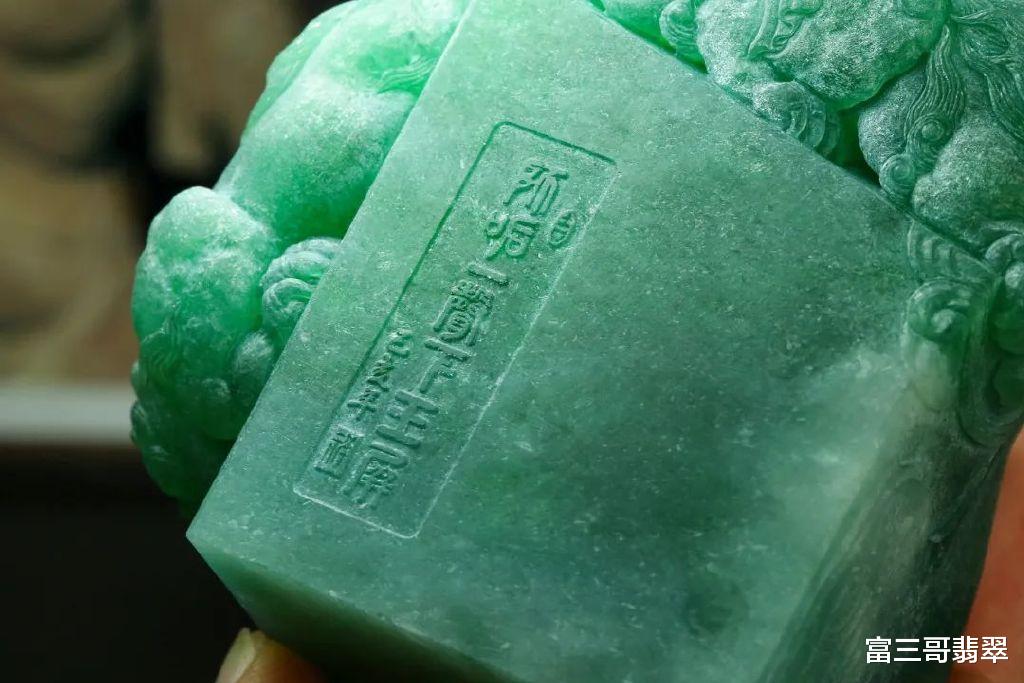 雕刻|价值百万的满绿翡翠料子，定制雕刻青狮玉印，威武霸气！