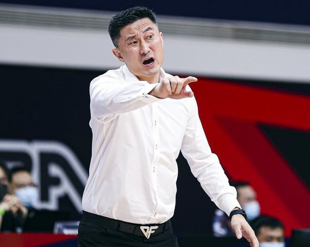 谢峰|杜锋分身乏术，广东宏远教练团队变脸，王仕鹏可回归铁三角重聚