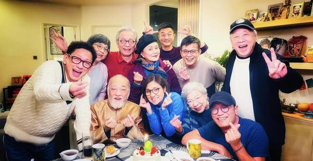 苗侨伟|65岁苗侨伟回港聚会!满面皱纹一身肌肉,当众亲吻戚美珍