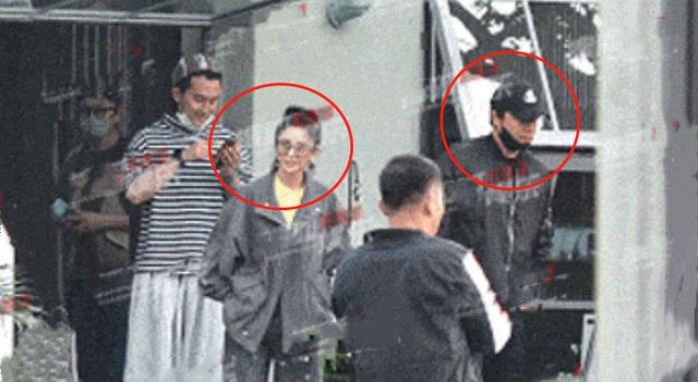 佟丽娅|佟丽娅陈思诚疑旧情复燃,两人亲密互动,女方不避嫌帮其整理衣服