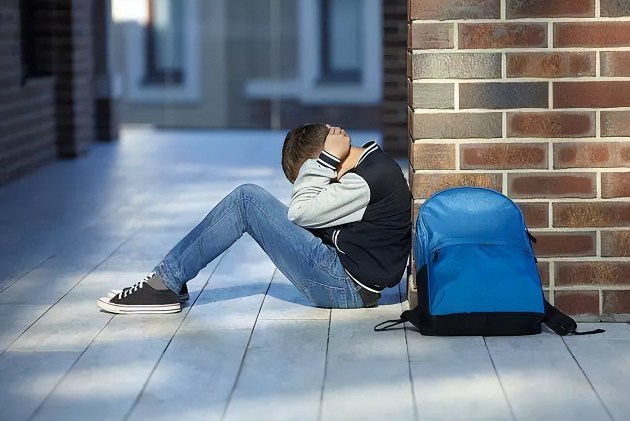 男子为还赌债偷拿走孩子学费,妻子气得牙痒:怎么好意思活着?