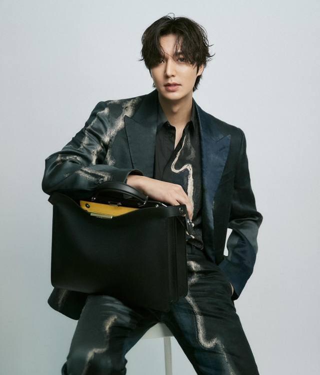 李敏镐|李敏镐戴少女发夹嘟嘴,喝“超模水”重塑体型,和90后顶流抢资源