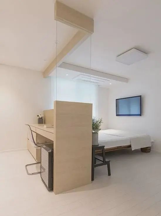 直到完工，才知道媳妇眼光独到，床头做书房，中间隔断半墙半玻璃