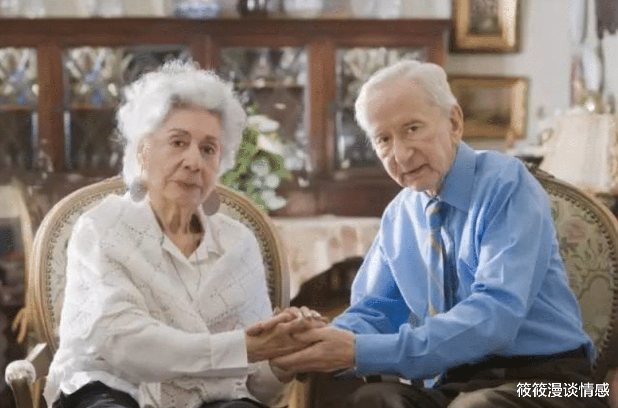 立秋|面对女牌友的投怀送抱,66岁大爷:我是老了,但不糊涂