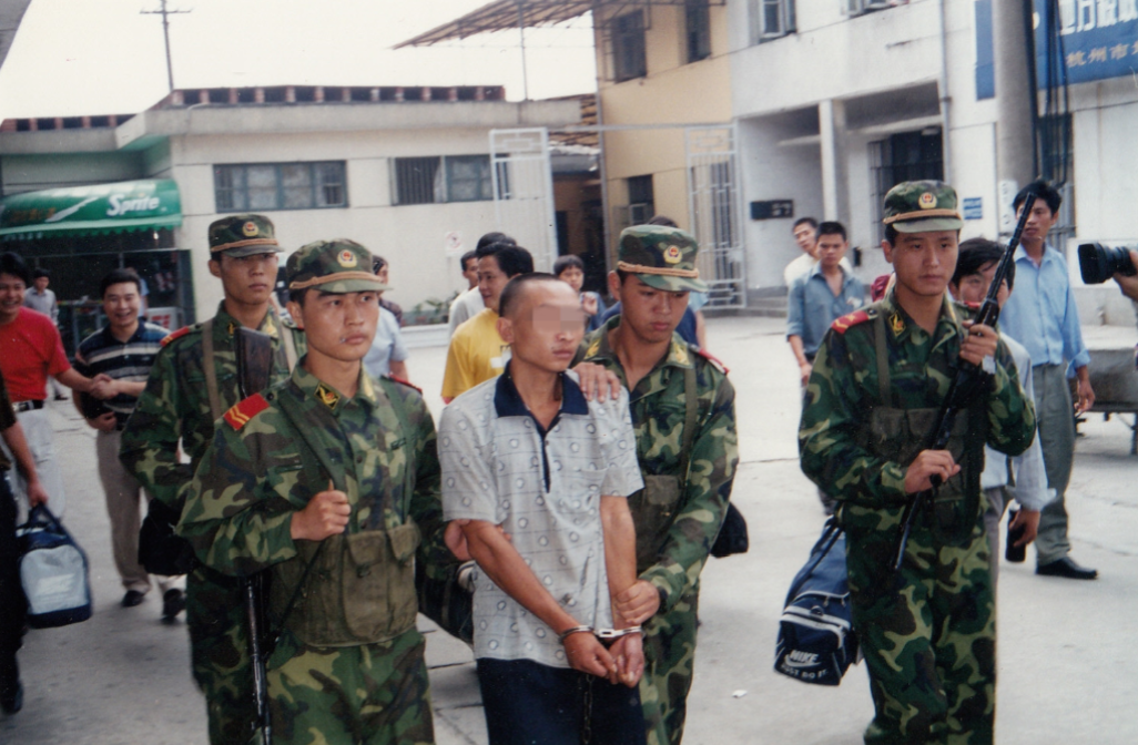 2001年一家六口被害,潜逃犯在山上当十几年野人,出门打工不敢领工资