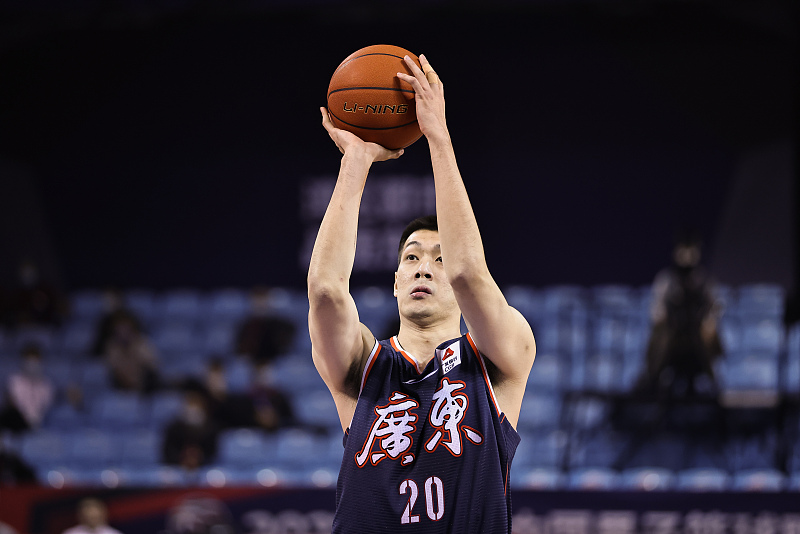 广东男篮|广东大胜离不开他！半场12分展现价值，携手易建联上演内线二人转
