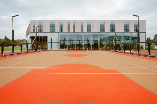 居然没有校门？拉脱维亚这所开放式国际学校的设计真是既实用又充满乐趣