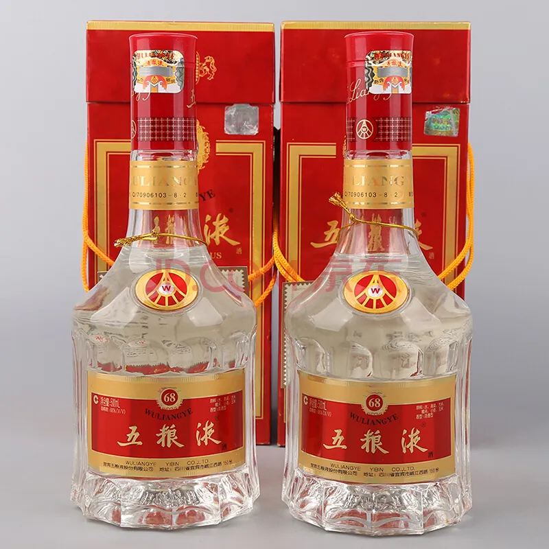 四川成都,为了送礼,一男子正在某干杂店买五粮液