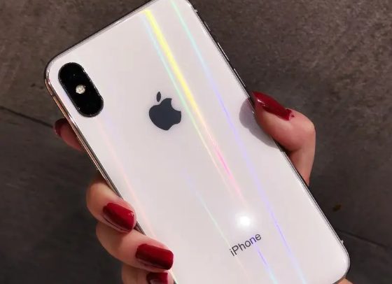 苹果|在iPhone X的发布会上看到刘海屏，觉得这种设计很有意思，有科技感