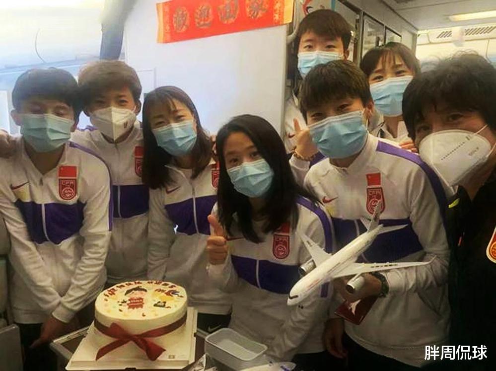 王珊珊|中国女足夺冠凯旋，王珊珊向足协提一个要求，男足无地自容
