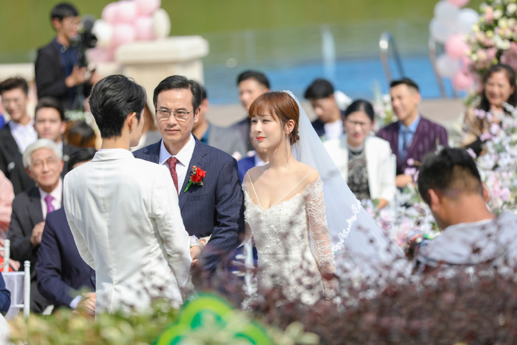 杨紫|杨紫《余生》花絮照曝光,身穿米色毛衫知性、美艳