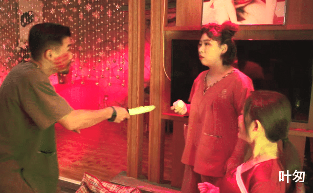 周云鹏|假装纸杯能摔碎，带着金链子装大款，现在的喜剧电影真降智