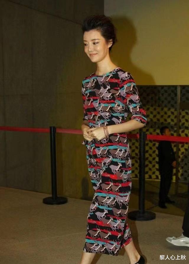 车晓|离婚后的车晓依旧穿大牌,复古麋鹿连衣裙尽显贵气,优雅又自信