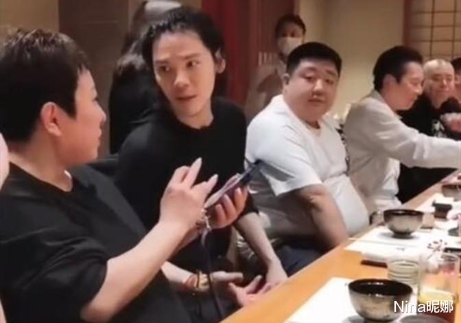 向太|向太直播庆功宴曝光，坐角落抽烟查向佐手机，儿子向佑罕露面胖成球目测200斤