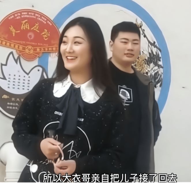 陈萌|朱小伟陈萌亲戚家拜年，陈萌刷手机掩饰尴尬，与朱小伟全程零交流