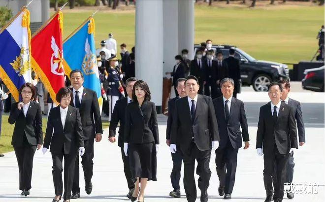 sk-2 50岁像20岁！新总统妻子亮相就职典礼却成韩国整容最牛代言