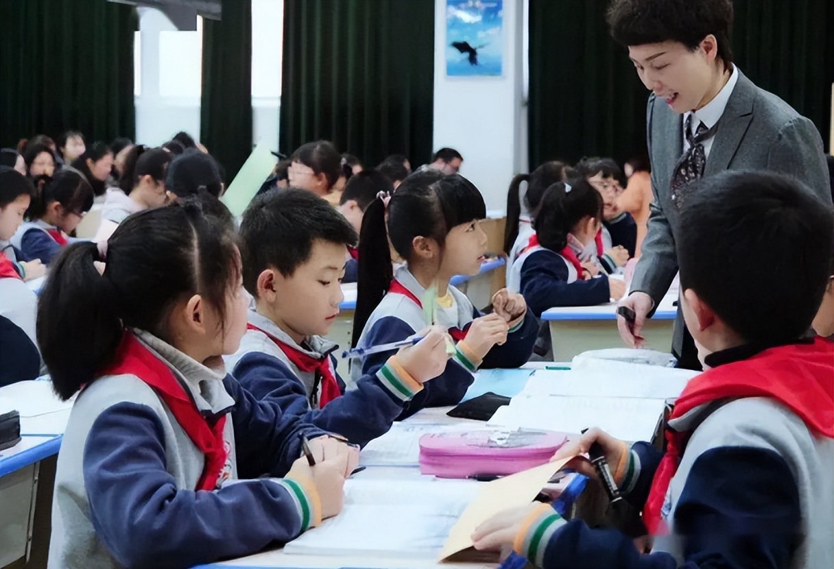 深圳市|为了30万年薪，离开家乡选择到深圳当老师，北大硕士如今后悔了