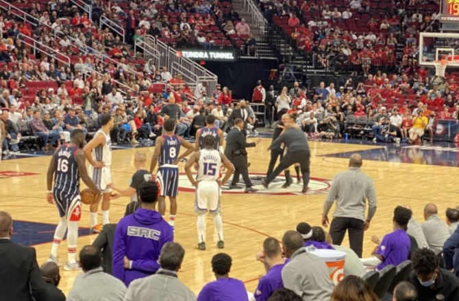 火箭队|球迷冲进场内，多名保安介入，转播镜头迅速切走，NBA史上头一次