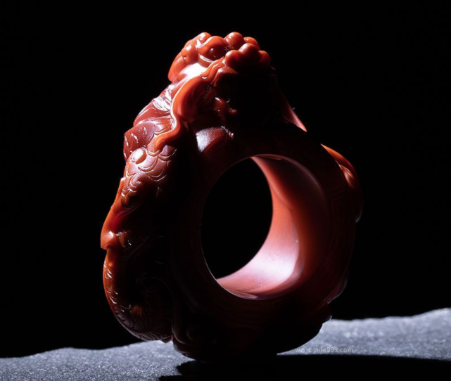 |一枚小小玉扳指凭什么要一套房的首付？