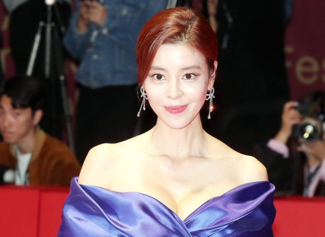 卷发|?韩国最重要的电影节红毯,有人出糗有人惊艳,60岁梁朝伟一骑绝尘!