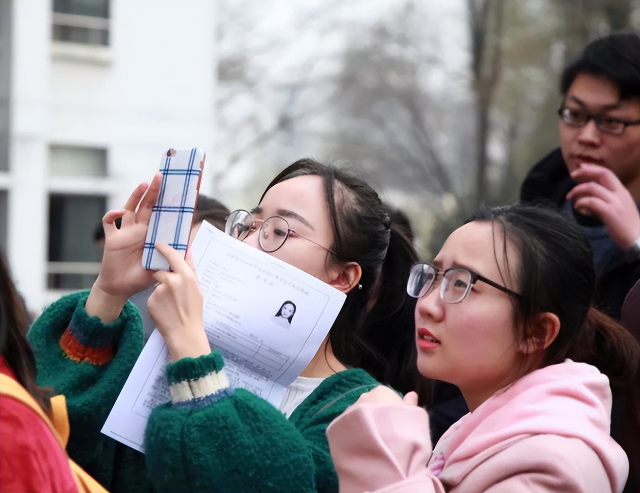 政审|“那个时候我还没出生”，毕业生考公被家人连累，有苦说不出