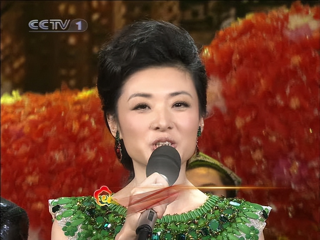 周涛|曝主持人周涛近况！穿着朴素高铁站排队，离开央视6年事业红火