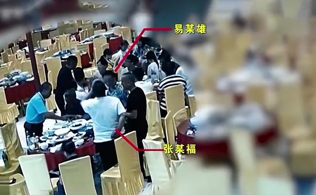 重庆升学宴变悲剧!被告7人抗议“我无罪”,男人的死谁该负责?