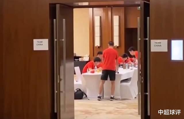 国足|沮丧！国足12强赛输阿曼队后气氛凝固：晚餐时无1人交流！