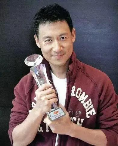 张学友|张学友是四大天王之首，当年比beyond火很多，有人质疑其目的不纯