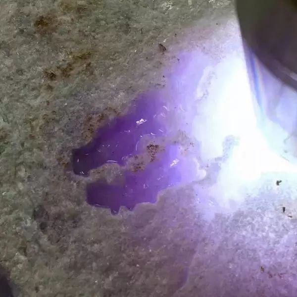 翡翠|一块看似鸵鸟蛋的翡翠原石，竟切出10多条春带彩手镯，太意外！