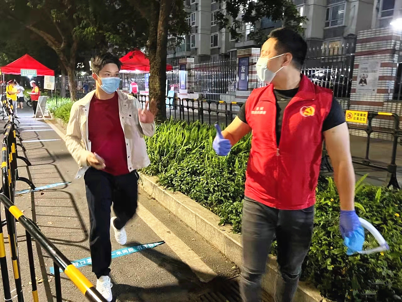 苏炳添|网友做核酸偶遇苏炳添，助理轻声叮嘱不要声张，对志愿者很亲切